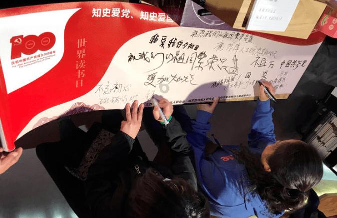 暗恋一个人，本来都放弃了，老师让我和他坐一起，但他有女朋友了，怎么办？感觉他好没分寸——冷知识分享平台，展现奇思妙想